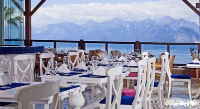 رستوران با چشم انداز زیبای دریا	